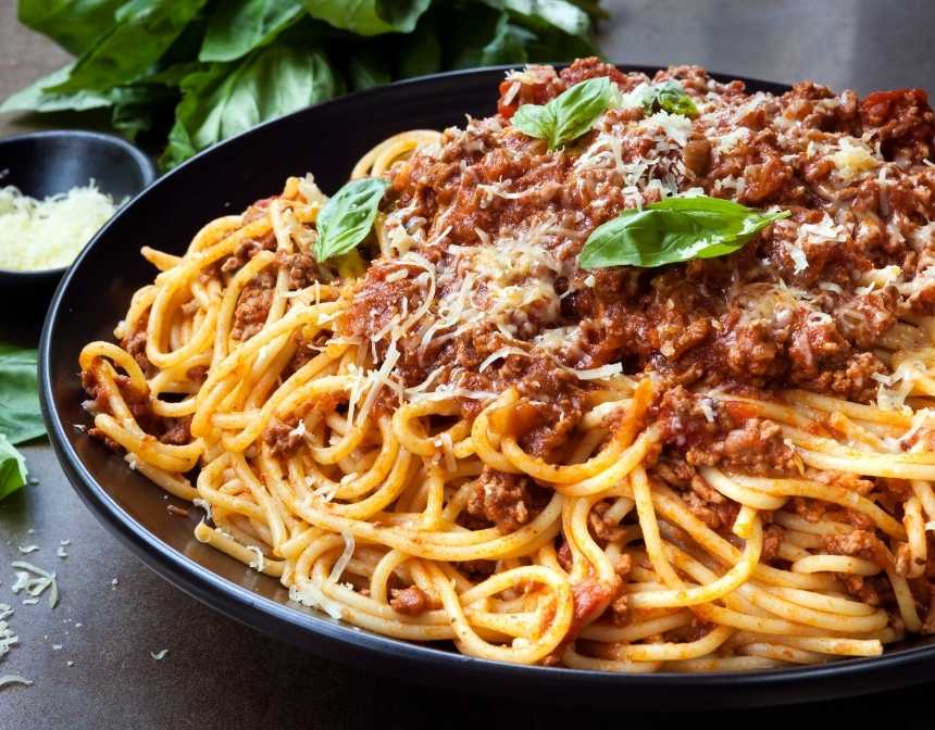 Spagetti Bolonez/ Spaghetti Bolognese/ Espaguetis a la boloñesa/ Spaghetti alla bolognese/ اسباجيتي بولونيز السباغيتي