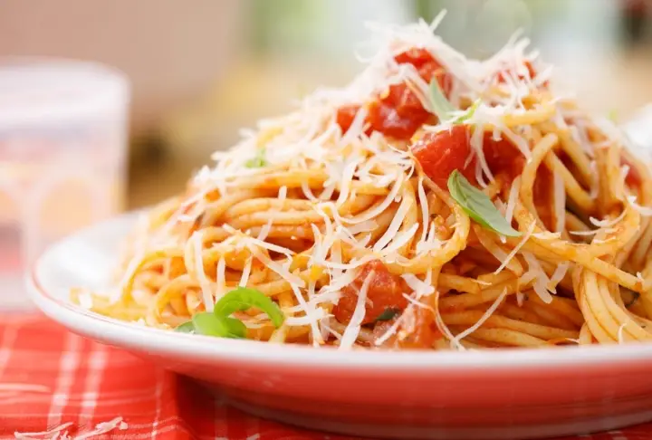 Spagetti Napoliten/ Spaghetti Neapolitan/ Spaghetti Neapolitaner/ Espaguetis a la napolitana/ اسباجيتي على الطريقة النابولية